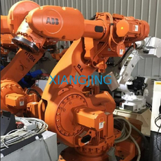 IRB2600はABBのロボットをとの教えるPendentおよびコントローラーを使用した