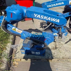 使用された工業用ロボットのYRC1000コントローラーと荷を下す荷を積むYASKAWA GP12