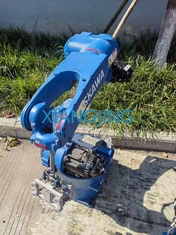 使用された工業用ロボットのYRC1000コントローラーと荷を下す荷を積むYASKAWA GP12