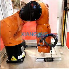 産業処理はグリッパーHKの視野システムとのKukaのロボットKR 6 R900-2を使用した