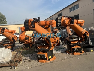 KUKA KR 240のパレットで運搬することを扱うためのR3330自動使用された工業用ロボット