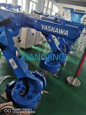 一突きのための秒針のYaskawa GP180の工業用ロボットの腕およびグリッパーが付いている場所