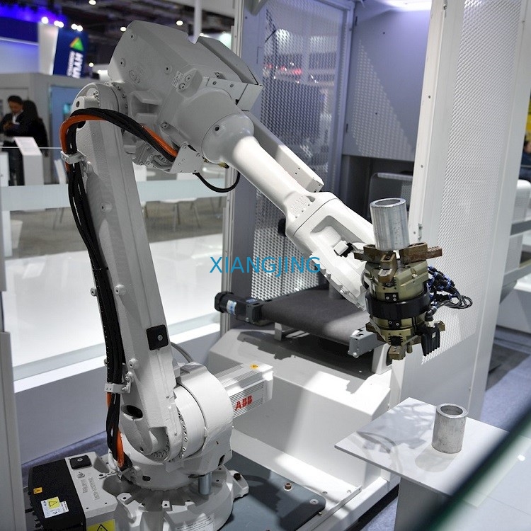 吹き付け塗装の秒針はABBのロボットIRB4400を吹き付け塗装のロボット腕6の軸線を使用した