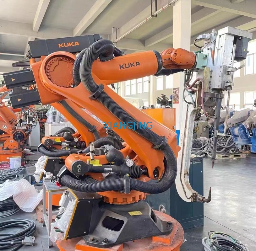6軸線はロボットを扱うためにKUKA Agilus KR 4のR600ロボット腕を使用した