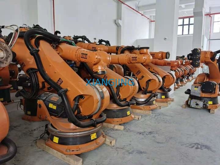 一突きおよび場所のための使用されたKR 300-2 PA 5の軸線のロボット腕KUKA