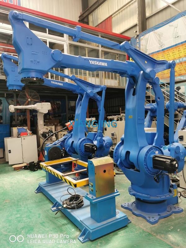 一突きのための秒針のYaskawa GP180の工業用ロボットの腕およびグリッパーが付いている場所